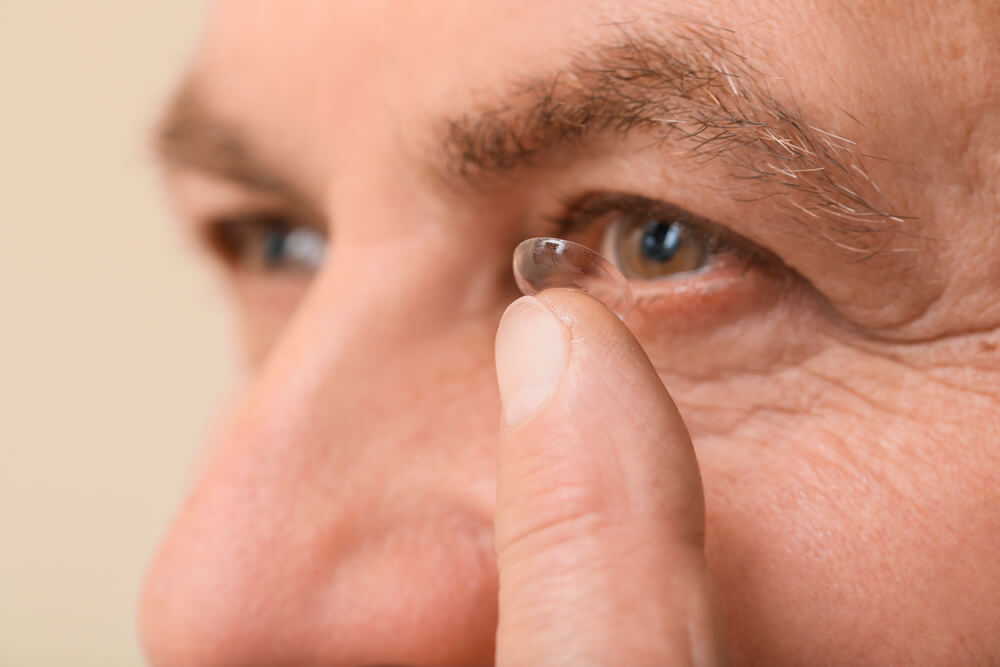 Refresher course for contact lens wearers